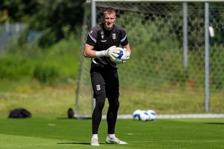 Bartosz Mrozek opuścił Lecha Poznań na testy medyczne