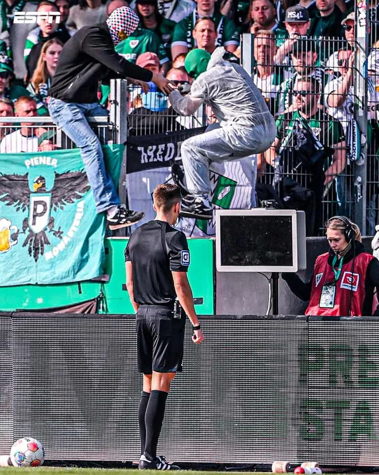 SCENY w 2. Bundeslidze! Odłączyli sędziemu monitor VAR