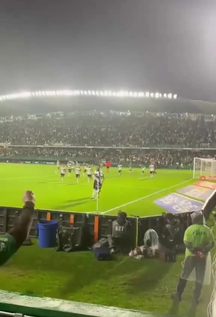 Brazylijska liga: zawodnik strzelił i przepadł w tunelu za bandą... [VIDEO]