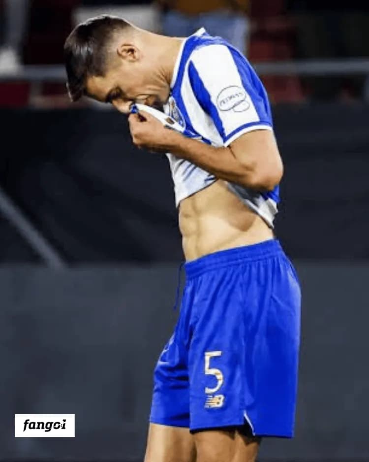 Niepokój w Porto. 👀 Jan Bednarek zszedł z kontuzją w przerwie meczu ❗️