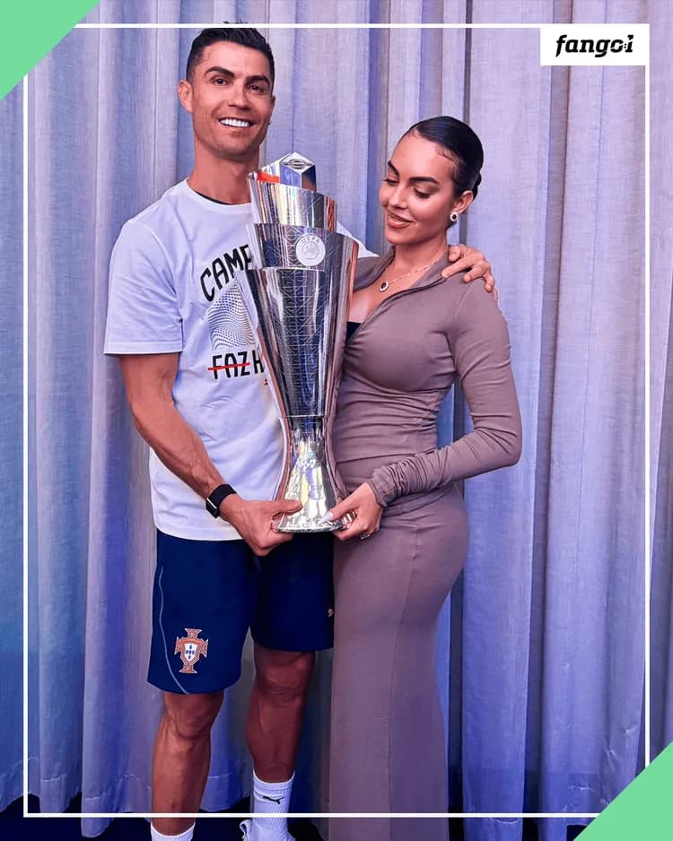 Ronaldo ze swoją partnerką i trofeum!