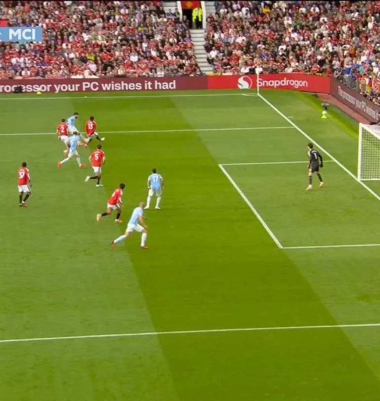 Manchester United skrzywdzony po błędnej ocenie spalonego w derbach