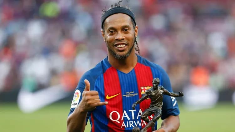 Ronaldinho zaskakuje powrotem do piłki nożnej
