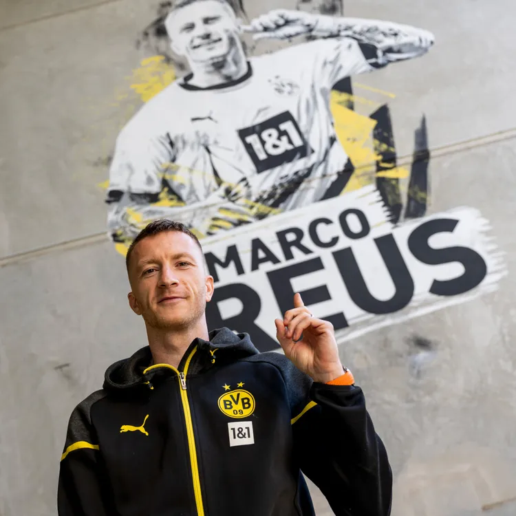 Marco Reus ze swoim muralem na stadionie Borussii Dortmund