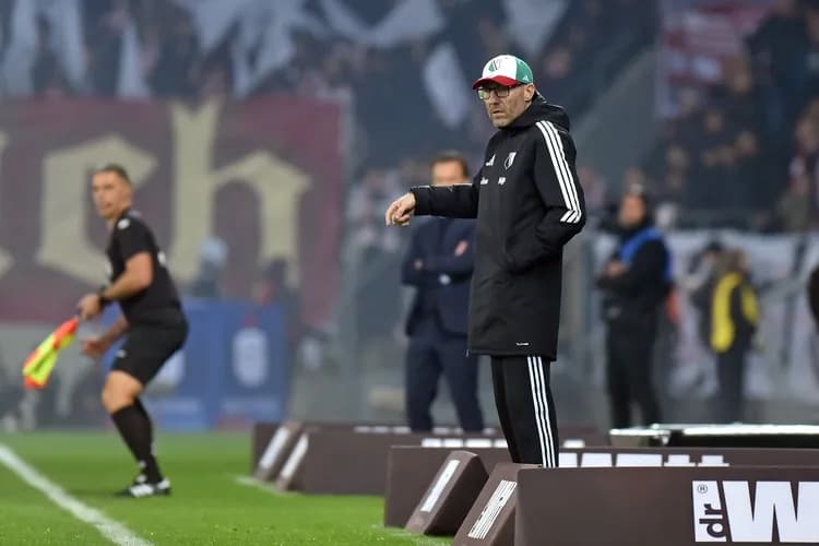 Legia Warszawa wraca z remisem z Krakowa. Papszun komentuje