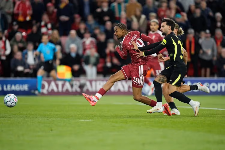 Bradley Barcola wypada z gry – kontuzja utrudnia plany Liverpoolu