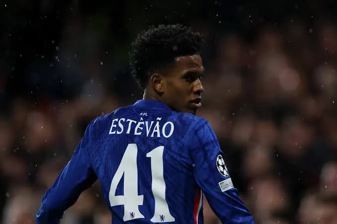 Estevao w cieniu w Chelsea. Alonso wyjaśnia powody