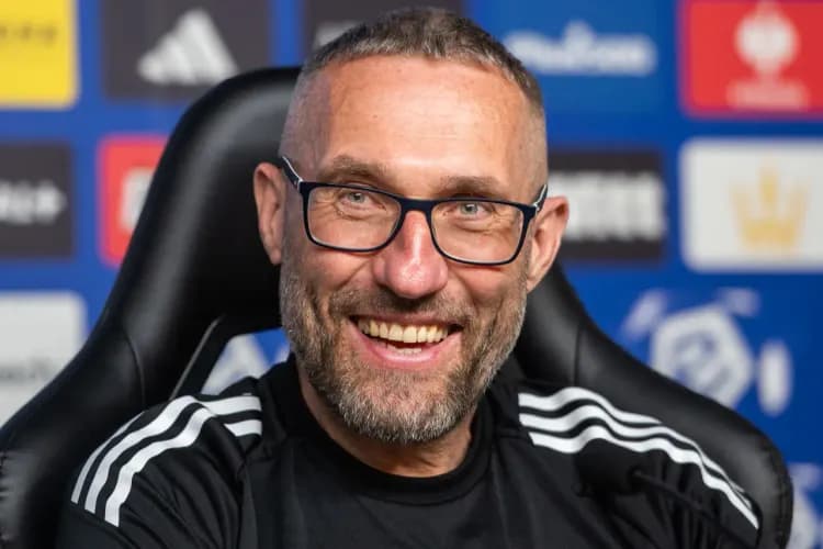 Legia pokonała Wisłę, Papszun odpowiada Królewskiemu