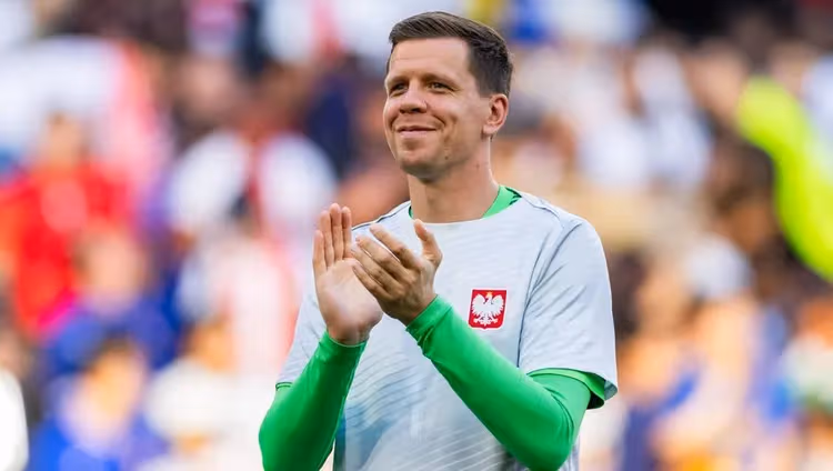 Szczęsny żartuje z Pedriego na boisku